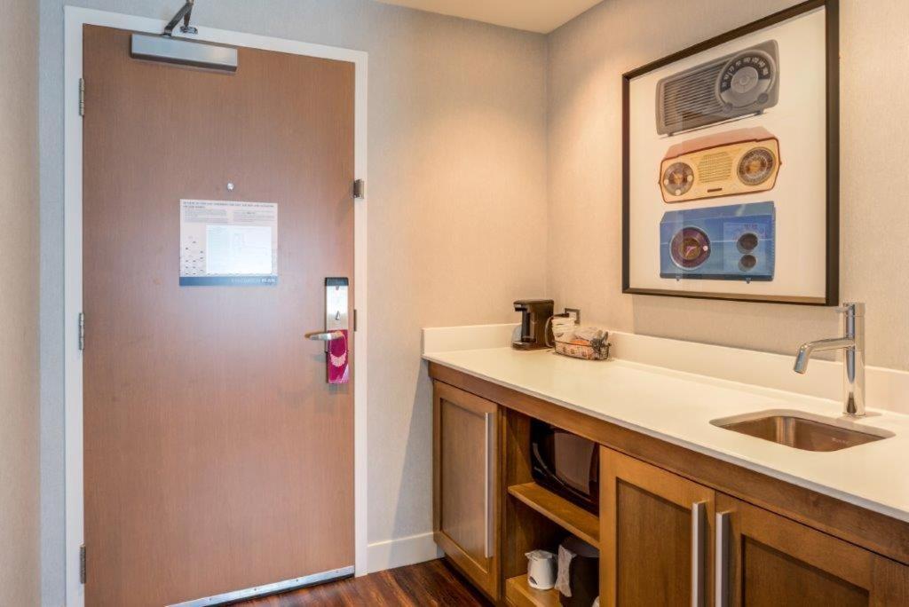 Hampton Inn & Suites Boston/Waltham Exterior foto